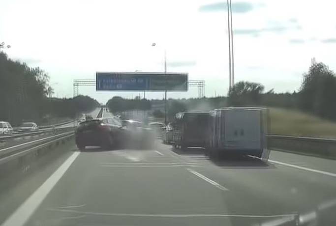 Dramatyczne chwile na autostradzie A6. Zderzyły się trzy samochody [WIDEO]