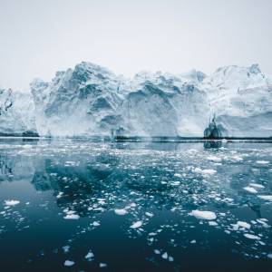 Chcieli zwiedzić Grenlandię, utknęli na mieliźnie. Na pomoc poczekają przynajmniej do piątku 