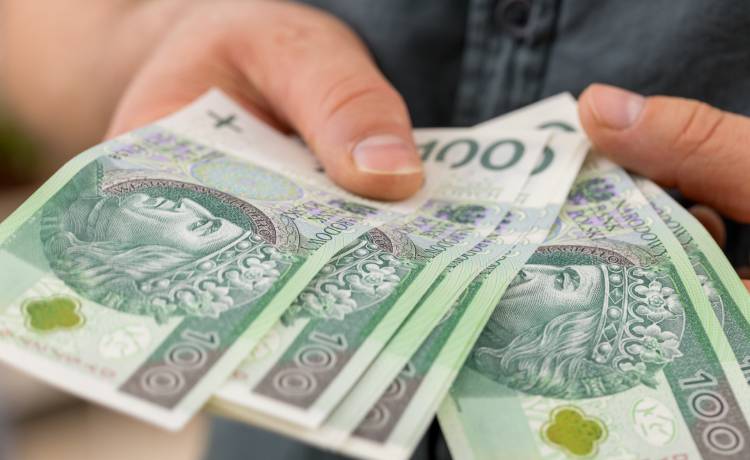 Wkrótce wypłata czternastej emerytury. ZUS apeluje o ostrożność