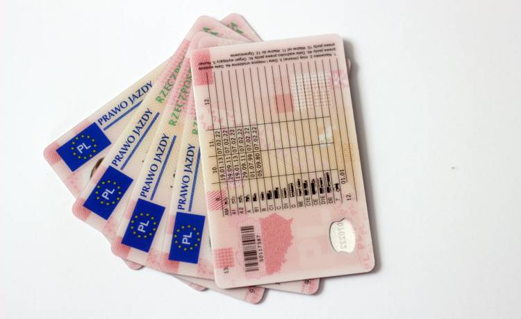 Kto i kiedy musi wymienić bezterminowe prawo jazdy?