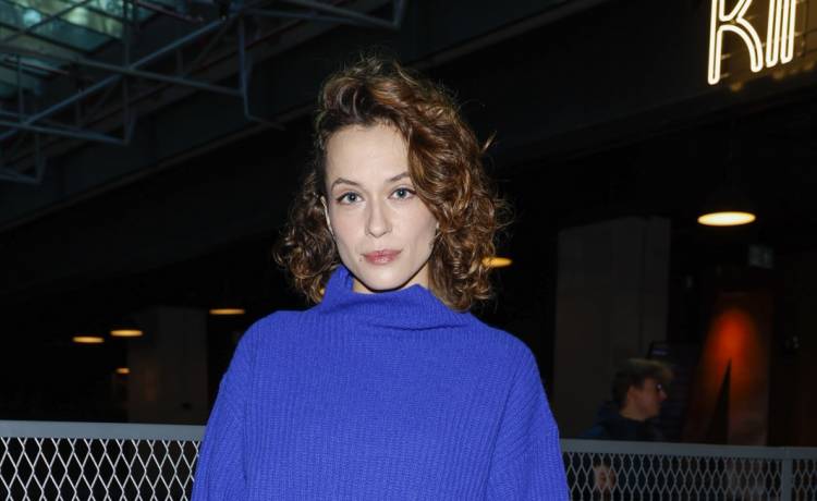 Hamkało odkryła nagi biust przed obiektywem. Niewiele kobiet zdecydowałoby się na taką sesję! [FOTO]   