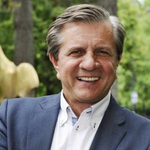 Zygmunt Chajzer niczym gwiazda "Hotelu Paradise" zawstydza muskułami na słonecznej plaży. "Jest gituwa!"