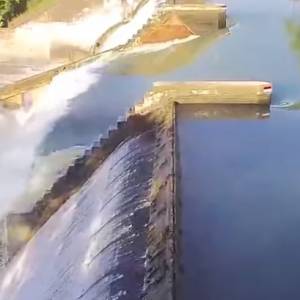 Jezioro wylało się do rzeki. Runęła 90-letnia zapora [WIDEO] 