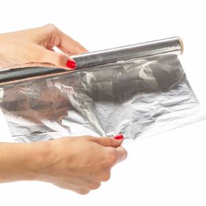 Owijanie klamki folią aluminiową to najlepszy sposób? Eksperci nie pozostawiają wątpliwości