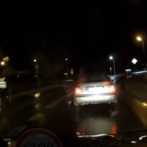 Jechał rowerem na czołowe zderzenie z ciężarówką?! "Kamizelka uratowała mu życie..." [WIDEO]