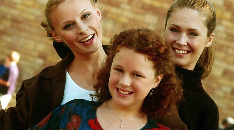 Gwiazdy "Klanu" w pierwszym odcinku i dziś. Jak wyglądały Kaja Paschalska i Paulina Holtz? [WIDEO]