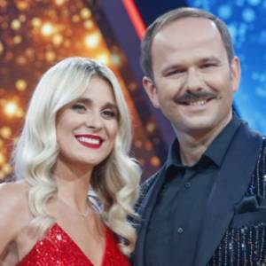 Kajra wyszła na scenę bez makijażu. Żona Sławomira pokazała, jak wygląda w naturalnej odsłonie. Nie skończyło się na jednym zdjęciu! 