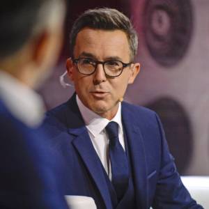 Maciej Kurzajewski pozował do zdjęcia bez charakterystycznego dodatku. Jak dziennikarz wygląda bez okularów? 