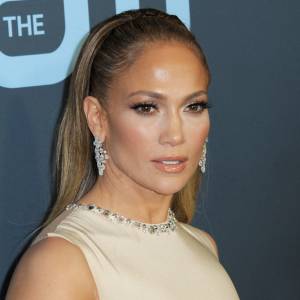 Odważna kreacja Jennifer Lopez wprawiła fanów w osłupienie. "Bogini" [FOTO]
