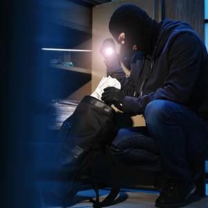 Gdzie nie trzymać pieniędzy w domu? Polacy często popełniają ten błąd