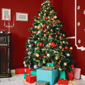 Jak ubrać choinkę w 2023 roku? Oto najważniejsze trendy!