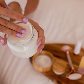 Codzienna pielęgnacja skóry suchej: klucz do utrzymania odpowiedniego nawilżenia