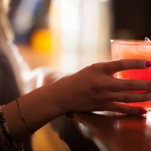 Alkohol przed snem pomaga zasnąć? Fakt czy mit?