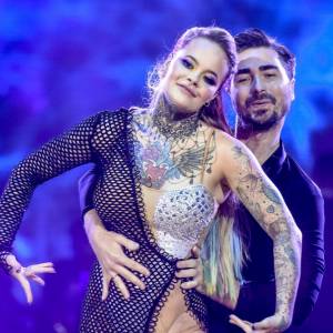 Monika Miller pokazała nagie ciało. "Ubrała się" jedynie w brokat