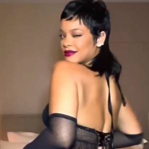 Rihanna trzęsie pośladkami, promując swoją kolekcję bielizny. Walentynkowy komplet niewiele zakrywa