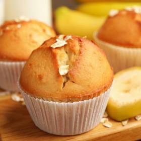 Te muffinki bananowe to prawdziwy hit. Do tego gotowe w mgnieniu oka