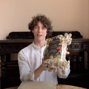 Napisał książkę o grzybach, wyhodował je na niej... a potem usmażył i zjadł [WIDEO]