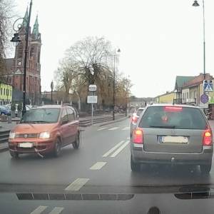 Niecierpliwy kierowca chciał ominąć korek. Podjął fatalną decyzję! Internauci: "Pośpiech poniża" [WIDEO]