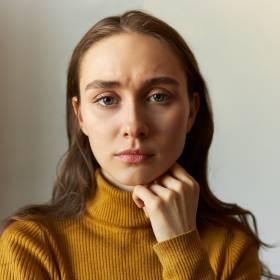 Często unikasz głębokich rozmów i nie prosisz o pomoc nawet w kryzysie? Psychologia wyjaśnia