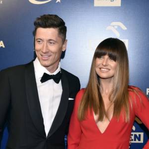 Lewandowscy romantycznie ćwiczą na plaży! Para oddała się odważnym ćwiczeniom [FOTO]