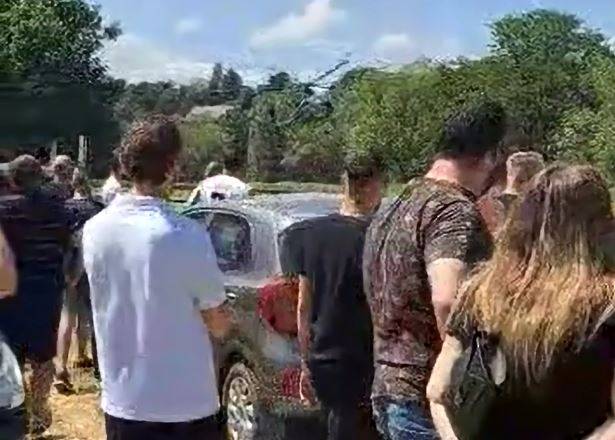 Sfingował własną śmierć. Przyleciał na swój pogrzeb helikopterem [WIDEO]