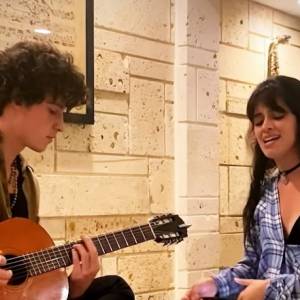 Elton John zorganizował charytatywny koncert w sieci. Muzyk zebrał ogromną sumę!