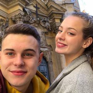 Lovebirds: Wiktoria Gąsiewska i Adam Zdrójkowski w zachwycającej sesji zdjęciowej!