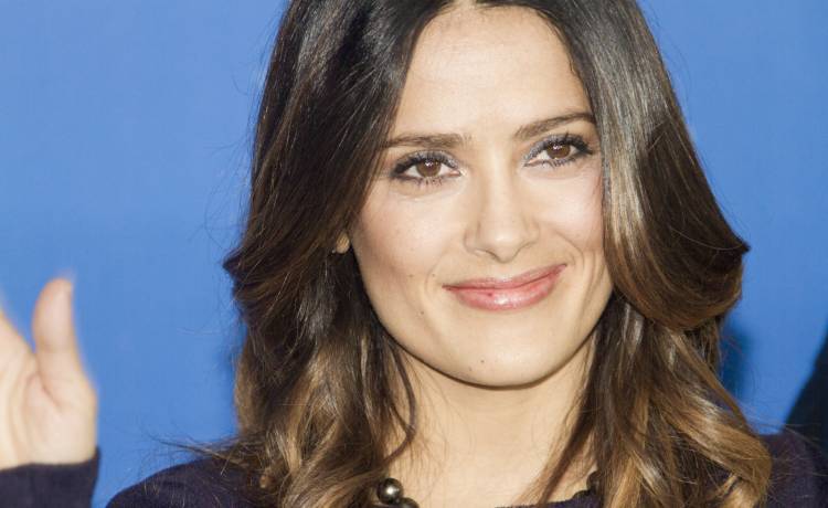 55-letnia Salma Hayek w bikini kusi ponętnymi kształtami. Prawdziwa seksbomba [FOTO]