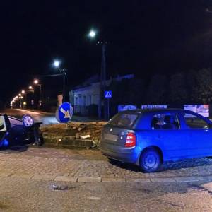 Para zderzyła się ze sobą na rondzie. Oboje byli nietrzeźwi