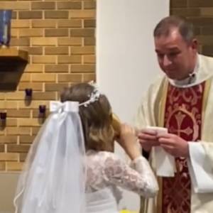 Zabawne zachowanie 7-latki podczas pierwszej komunii świętej. Bezcenna reakcja księdza [WIDEO]