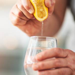 Moda na picie wody z cytryną pod lupą naukowców. Jak wpływa na organizm?