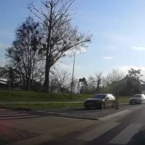 Popisy motocyklisty zakończyła wywrotka. Internauci: "Nie ma to jak zmusić pasażera do zrobienia szpagatu" [WIDEO]