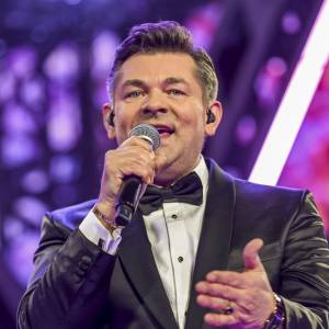 Lider rumuńskiego zespołu Akcent zaśpiewał „Mandacik”! Posłuchaj koniecznie 