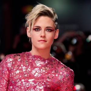 Kristen Stewart odsłoniła wiele. Pokazała się na premierze filmu „Spencer”. Nadal przypomina księżną Dianę? [ZDJĘCIA]