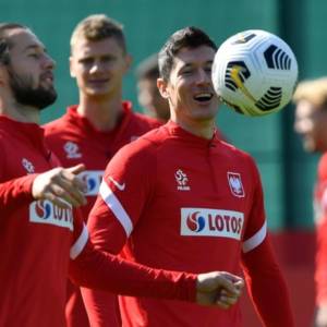 "Robert Lewandowski kończy karierę". Post na Twitterze zelektryzował kibiców