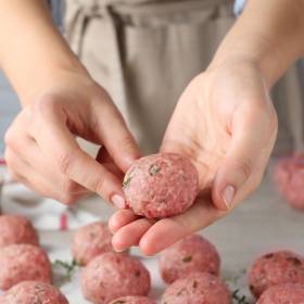 Przepis na kotlety bez jajka, bułki i panierki. Co zrobić, żeby się nie rozpadły?