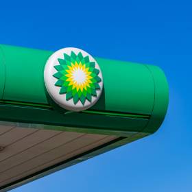 Kierowcy masowo pobierają tę aplikację. Powód? Znacznie tańsze paliwo