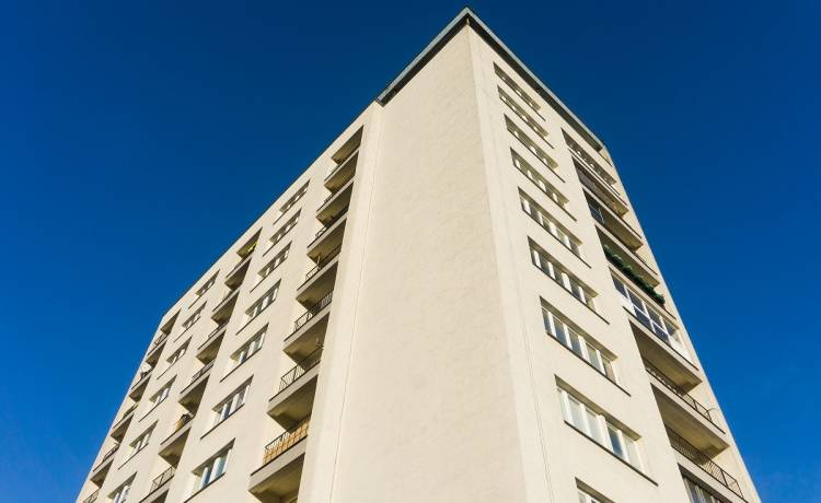 Przez balkon jednej z krakowskich seniorek wyleciała mała fortuna. Policjanci zainteresowali się powodem