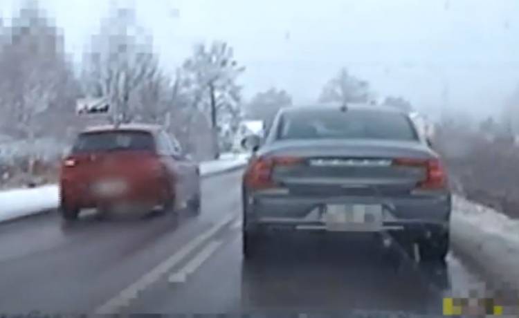 Ominął korek, jadąc pod prąd. Szybko tego pożałował. Wszystko się nagrało [WIDEO]