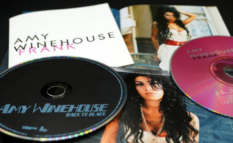 Amy Winehouse zmarła mając zaledwie 27 lat. Kilka dni przed śmiercią zrobiła sobie zdjęcie z fanką... [FOTO]  