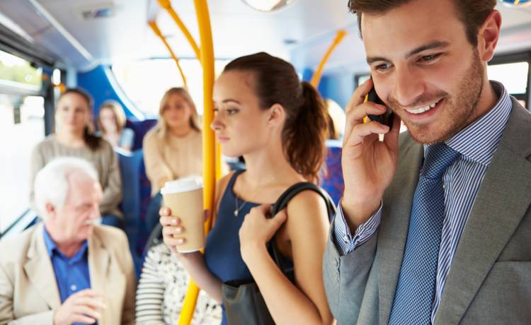 Te zachowania szczególnie denerwują pasażerów! Czego warto unikać?