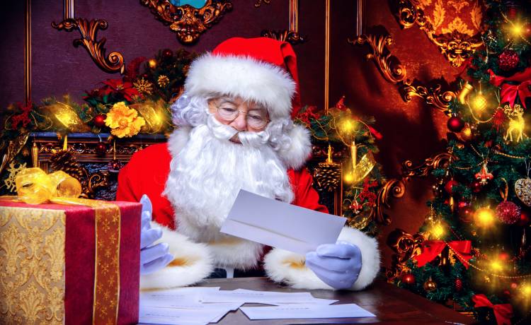 Święty Mikołaj, Gwiazdor, Aniołek. Kto przynosi prezenty pod choinkę?