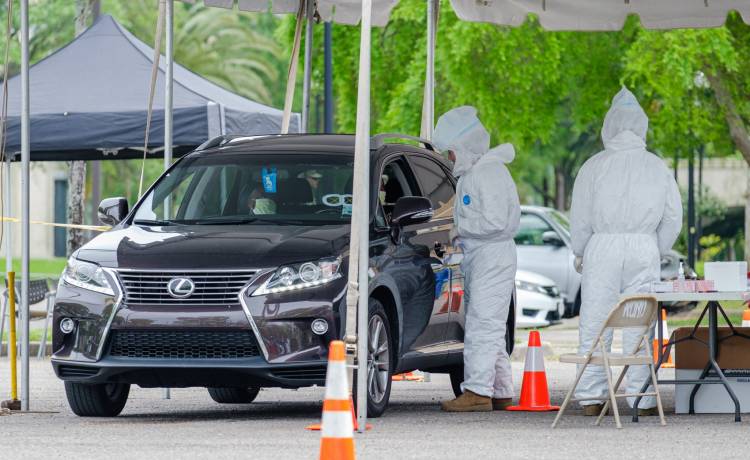 Dzielnicowy wziął pieniądze za pomoc w ominięciu obowiązkowej kwarantanny. Został zatrzymany