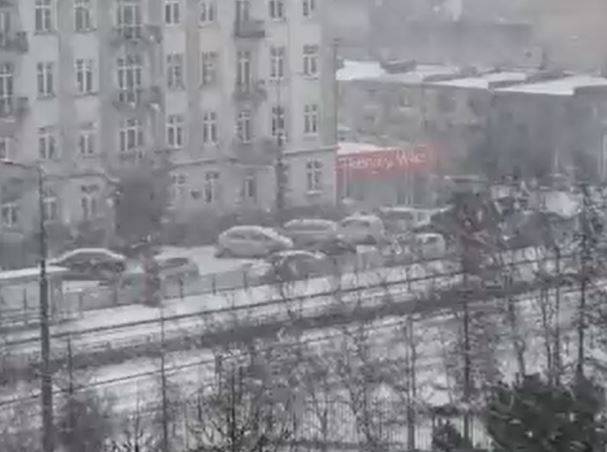 Warszawa w kilka minut kompletnie się zmieniła. Przez stolicę przeszło rzadkie zjawisko [WIDEO]