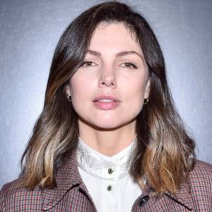 Karolina Gorczyca rozgrzała fanów swoim odważnym zdjęciem. Zapozowała w samym płaszczu