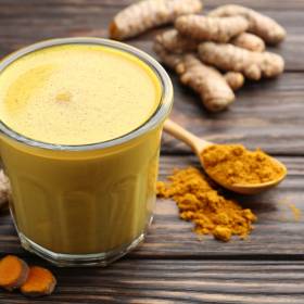 Złote mleko – nowy król porannych napojów? Sprawdzamy, czy jest zdrowsze od kawy