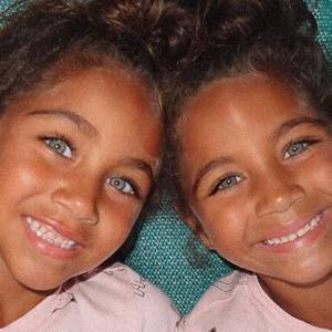 Okrzyknięto je najpiękniejszymi bliźniaczkami na świecie! Isabella i Mia mają już ponad milion fanów