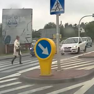 Samochód zahaczył o pieszą. Niewiele brakowało do tragedii na przejściu dla pieszych [WIDEO]