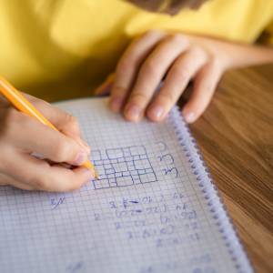 Rodzice sześciolatki polegli na zadaniu z matematyki. Internauci twierdzą, że jest nielogiczne 