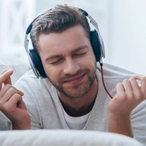 Słuchanie muzyki rozwija. Jak wpływa na nasz mózg?                  